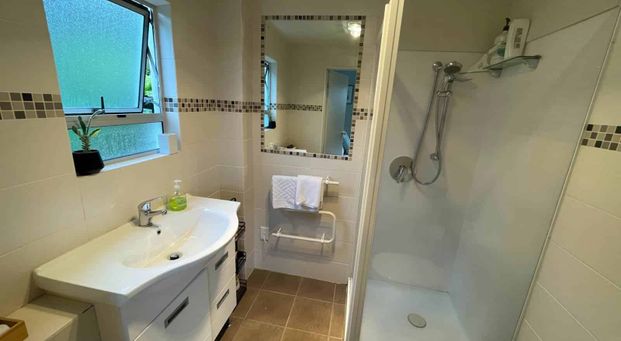 5 Bedroom Family Living in Brookfield - Photo 1