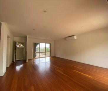Low-Maintenance Townhouse in a Prime Essendon West Location - Photo 1
