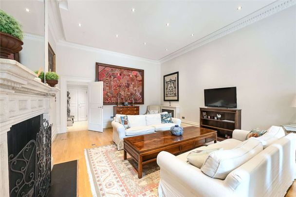 Elegant raised ground floor maisonette in a sought after location with high ceilings and period features, beautifully presented and with use of the garden square. - Photo 1