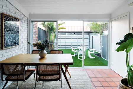 Well presented Contemporary Living with Victorian Charm - Photo 4