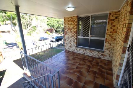 THREE BEDROOM VALUE RENTING - Photo 4