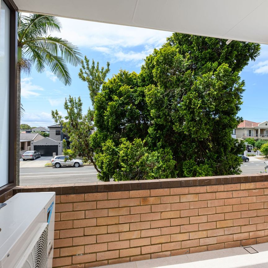 Contemporary & Elegant Coastal Apartment - Photo 1