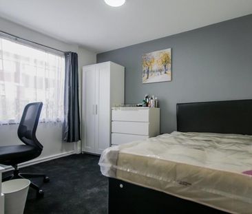 4 bedroom end of terrace house to rent - Photo 3