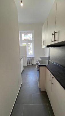 Wunderschöne 2-Zimmer-Altbauwohnung im Zweitbezug nach Modernisierung mit Balkon & Einbauküche - Photo 1
