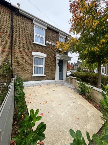 4 bedroom semi-detached house to rent - Photo 4