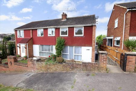 3 bedroom Semi-Detached House to let - Photo 4