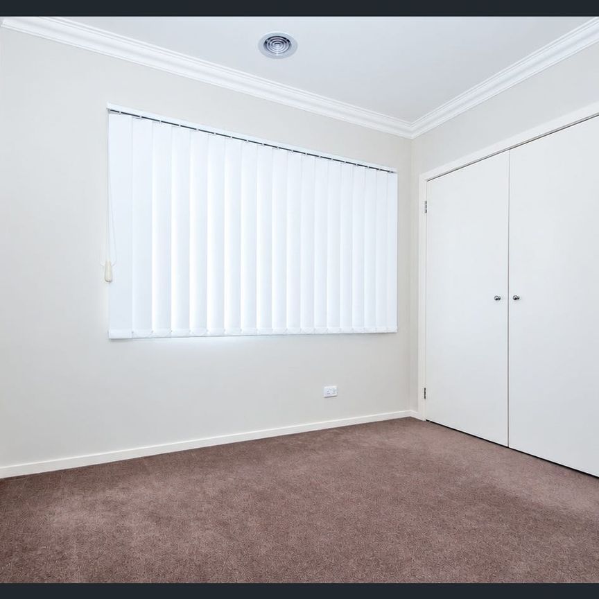 Modern Two-Storey Townhouse in Convenient Croydon North Location - Photo 1