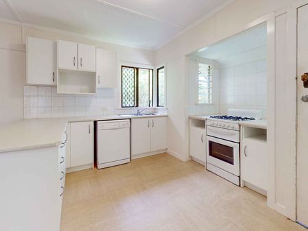 Charming Queenslander Living in the Heart of Stafford - Photo 3