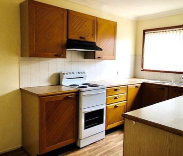 Spacious Three Bedroom Townhouse With Air Conditioning - Photo 3