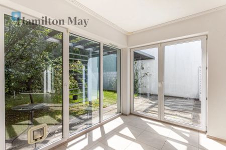 Dom w zabudowie szeregowej z ogrodem na Targówku - Zdjęcie 2