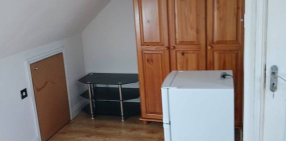 Loft room to let for single female only- Ilford - Photo 2