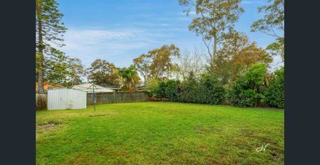 SPACIOUS FAMILY HOME IN A QUIET CHARMHAVEN LOCATION - Photo 2