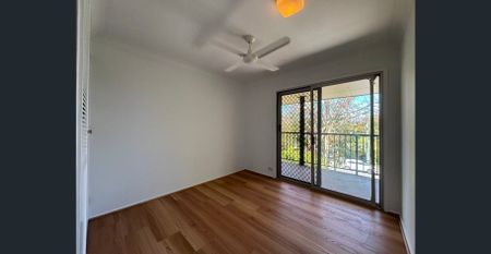 AN IMPRESSIVE 5-BEDROOM HOME! - Photo 2