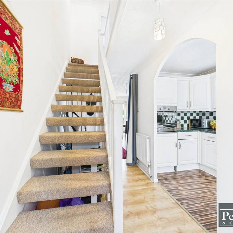 2 bedroom end of terrace house to rent - Photo 1