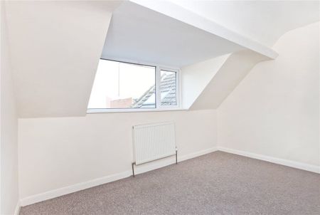 Deceptively spacious 3 bedroom mid-terraced property situated from Selby Town Centre within walking distances from a range of local amenities, Bus Station & Railway Station - Photo 2