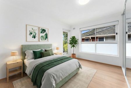 Renovated Two-Bedroom Apartment – Prime Location - Photo 2