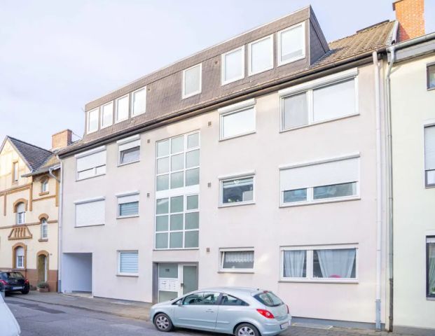 Nettes Dachgeschoss-Appartement mit Einbauküche und Aufzug in ruhiger Lage - Photo 1