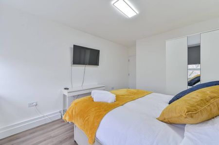 3 bedroom flat to rent - Photo 4