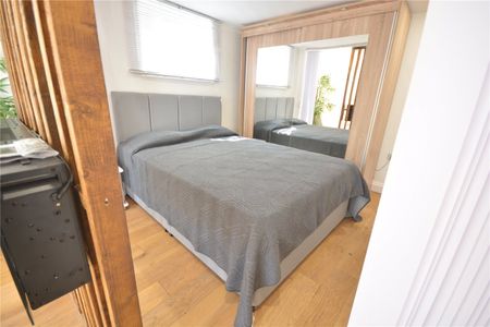 8 Woodcote Hall. 8 Woodcote Road, Epsom, Surrey, KT18 7QQ - Photo 3