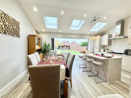 5 bedroom semi-detached house to rent - Photo 3