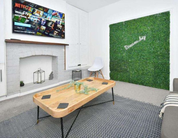 London Road Room 4 - Photo 1