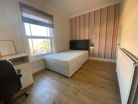 6 bedroom semi-detached house to rent - Photo 3