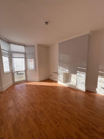 3 Bed Semi-Detached House, Langdale Road, CR7 - Photo 2