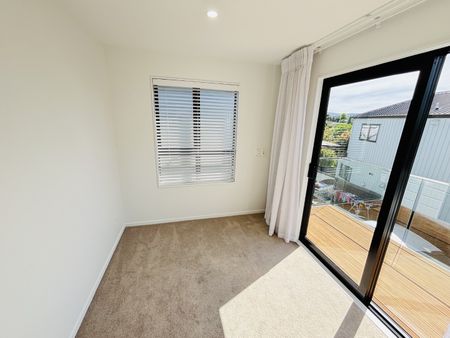 HENDERSON, 3 BEDROOMS - Photo 3