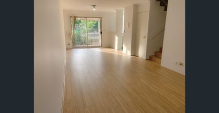Three bedroom townhouse with floorboards throughout - Photo 4