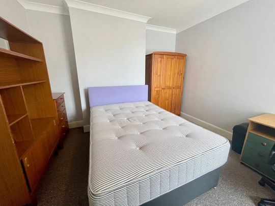 SPACIOUS SIX BEDROOM STUDENT, TALBOT ROAD (P02797) - Photo 1