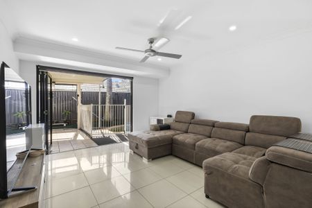 A Sunlit Family Sanctuary with Fresh Upgrades & a Sparkling Pool – Perfect for Summer - Photo 4