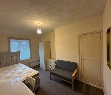 3 Bed Flat, University Area Available Now, RG6 - Photo 3