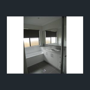 Modern Comfort Meets Prime Location – Your New Home at 4 Wagtail Street! - Photo 2