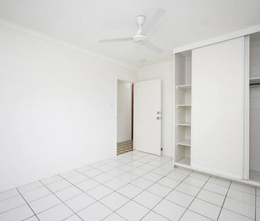 Freshly Painted - Tiled & AirConditioned - Large Patio - Garage - Photo 2