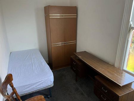 1 bedroom in a house share to rent - Photo 2