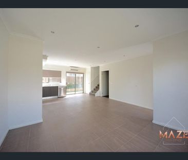 Lifestyle Ease with Shopping & Transport at Your Doorstep! - Photo 1