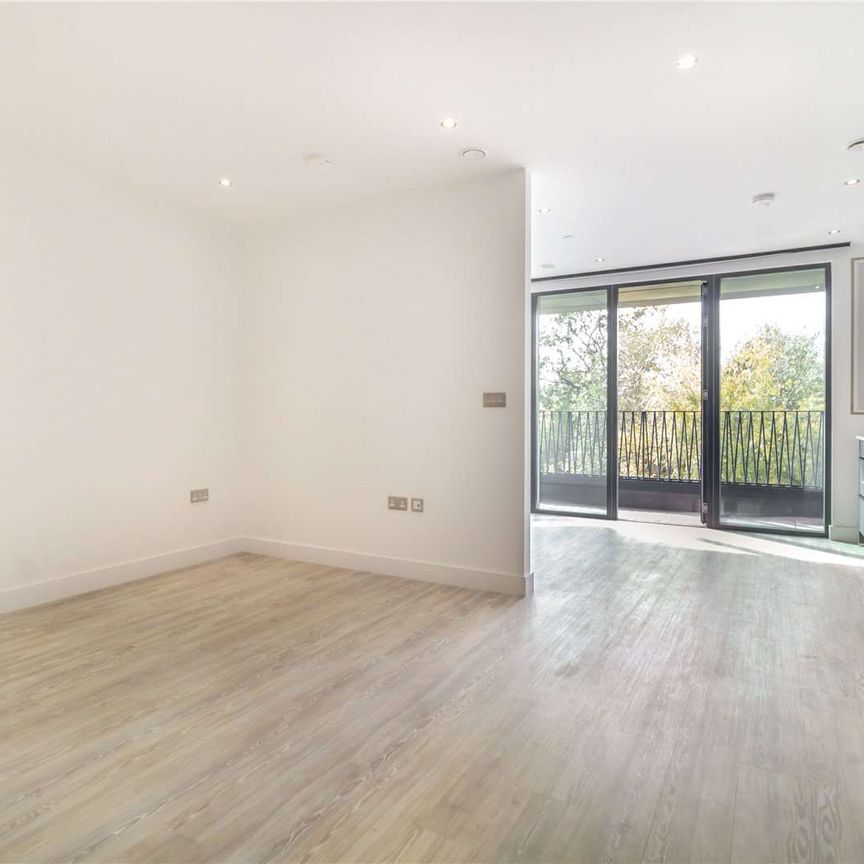 Unfurnished south-facing studio apartment - Photo 1