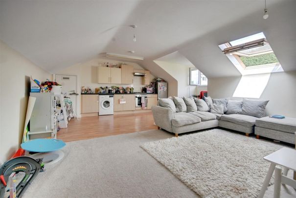 Queen Marys Avenue, Watford - Photo 1
