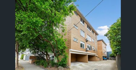 Stunning, Renovated, Secure Apartment In Perfect Location! - Photo 2