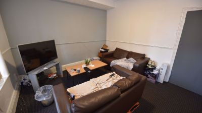 4 bedroom House in Meadow View, Leeds - Photo 2