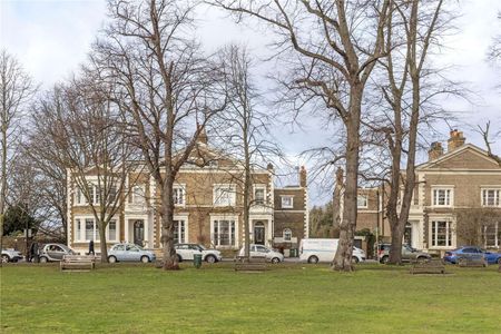 An impressive seven bedroom Grade II listed house on Richmond Green with off-street parking - Photo 2