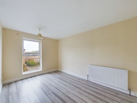 4 bed end of terrace house to rent in Canterbury Way, Stevenage, SG1 - Photo 3