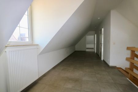 Bel-etagewoning met 3 slaapkamers, balkon, tuintje en garage. - Photo 3