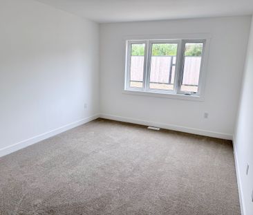 For Lease - 95 FLAN Boulevard, Barrie, Ontario - Photo 3