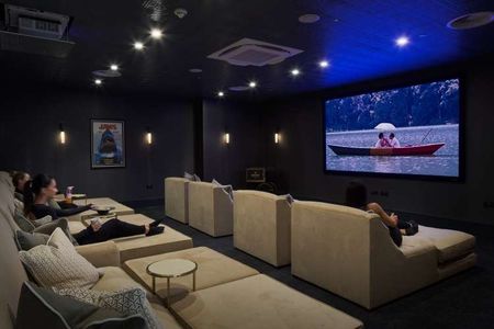 Cozy 1-bedroom apartment with high-quality furnishings, modern kitchen and ample natural light. Enquire now for further details! - Photo 2