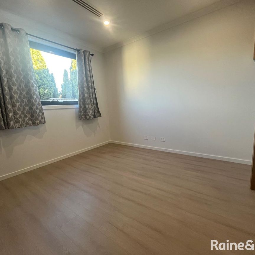 Brand New 2 bedroom plus study Townhouse in central location close to everything... - Photo 1