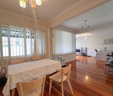Furnished Spacious Family Home in a Prime Court Location - Photo 1