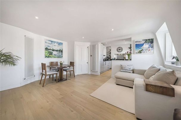 Set on the top floor of this stunning Victorian building, two double bedroom spacious bright apartment. - Photo 1