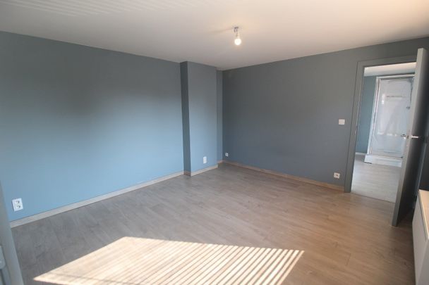 GERENOVEERD APPARTEMENT MET GEZELLIG TERRAS EN AUTOSTANDPLAATS - Photo 1