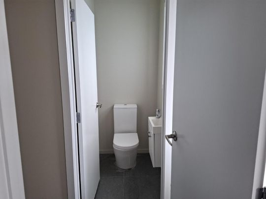 Lovely four-bedroom townhouse in Deanwell. - Photo 1